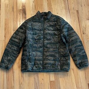 Amazon Essentials Men's Packable Lightweight Water Resistant Puffer Jacket Large